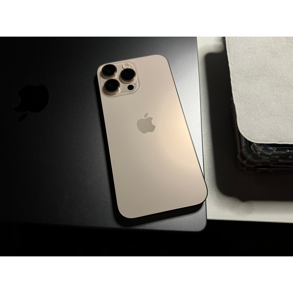iPhone 16 Pro Max Desert Titanium da Apple